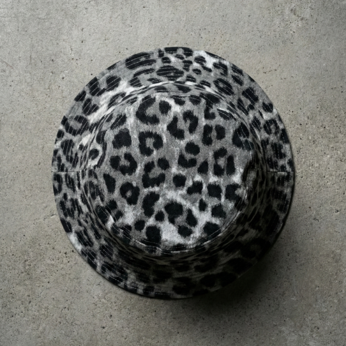 Bucket hat z motywem panterki