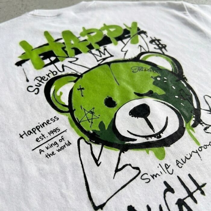 Oversized T-shirt z grafitti z zielonym misiem