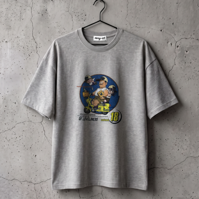 T-shirt Aralka (Dr SLUMP) z nadrukiem na wieszaku na betonowej ścianie