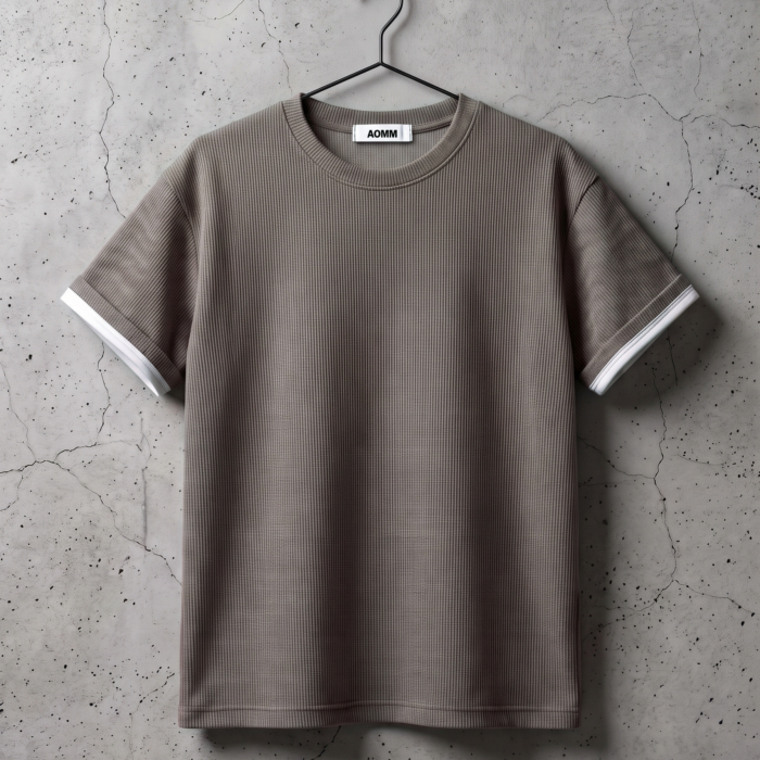 Brązowy dzianinowy T-shirt basic z wywiniętymi białymi mankietami na wieszaku