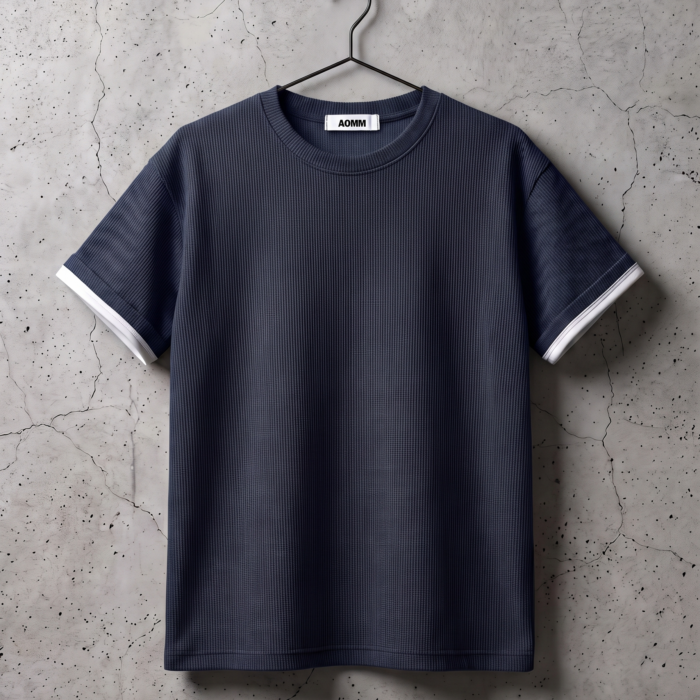 Granatowy dzianinowy T-shirt basic z wywiniętymi białymi mankietami na wieszaku