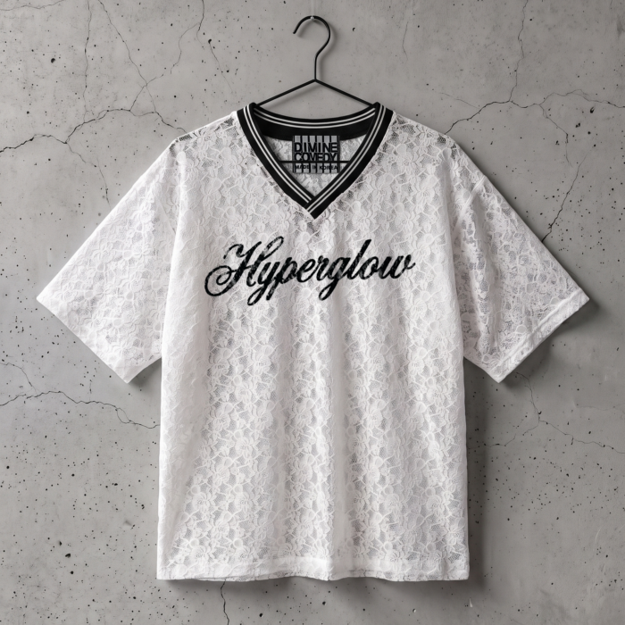 Biały koronkowy oversized T-shirt basketball z czarnym napisem Hyperglow, przód, na wieszaku