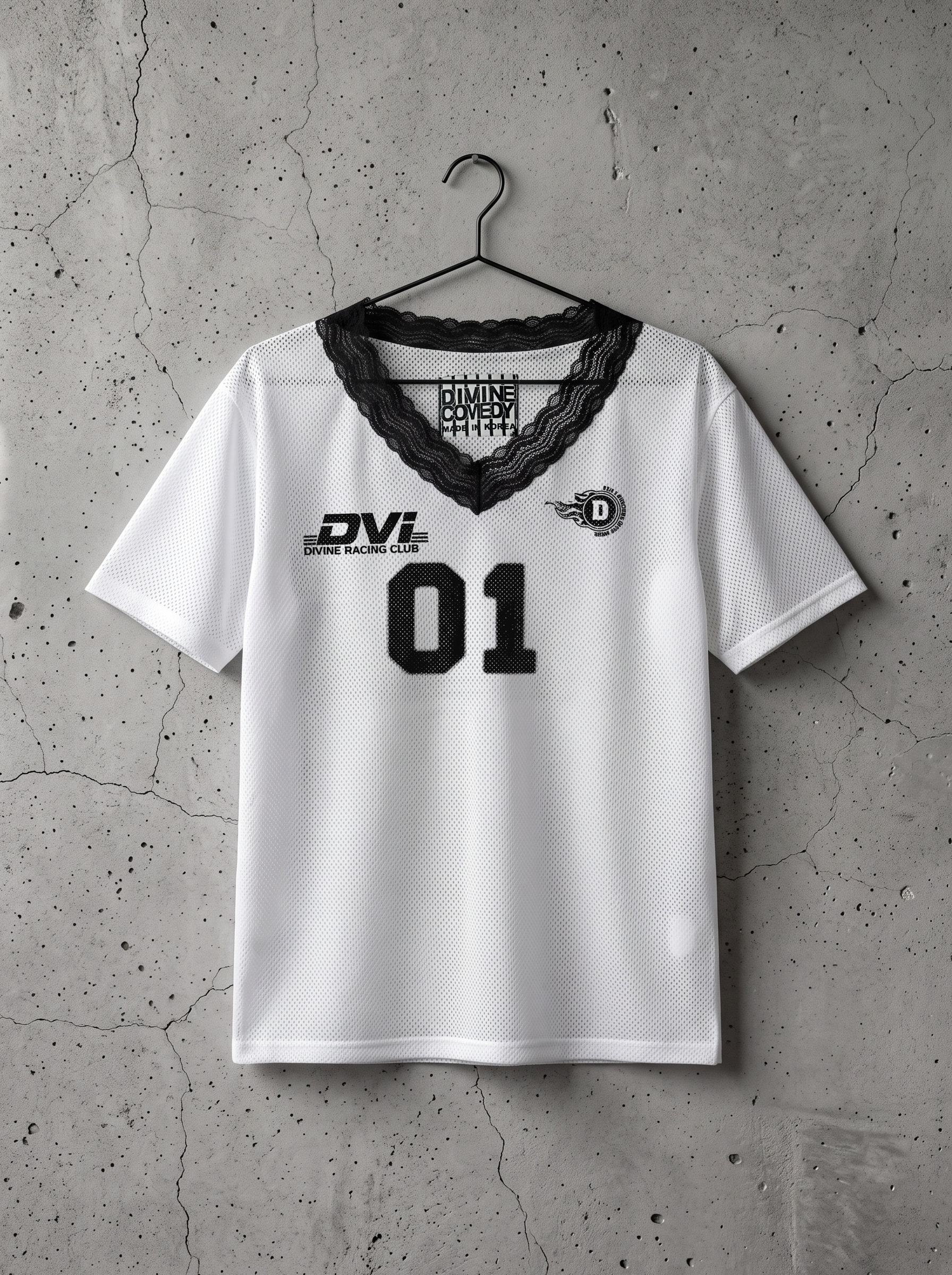 Biały siatkowy T-shirt basketball z czarną koronką przy dekolcie i nadrukiem DVI 01, przód, na wieszaku