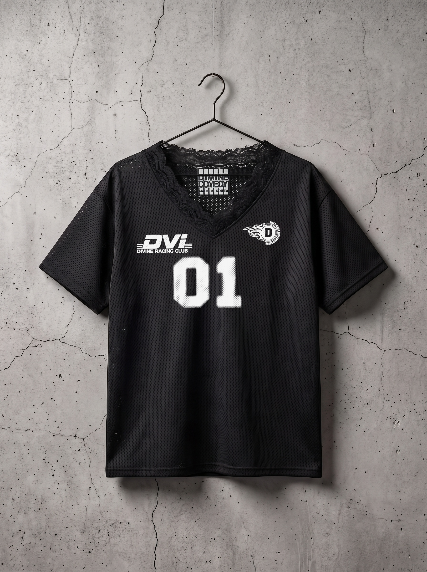 Czarny siatkowy T-shirt basketball z czarną koronką przy dekolcie i białym nadrukiem DVI 01, przód, na wieszaku
