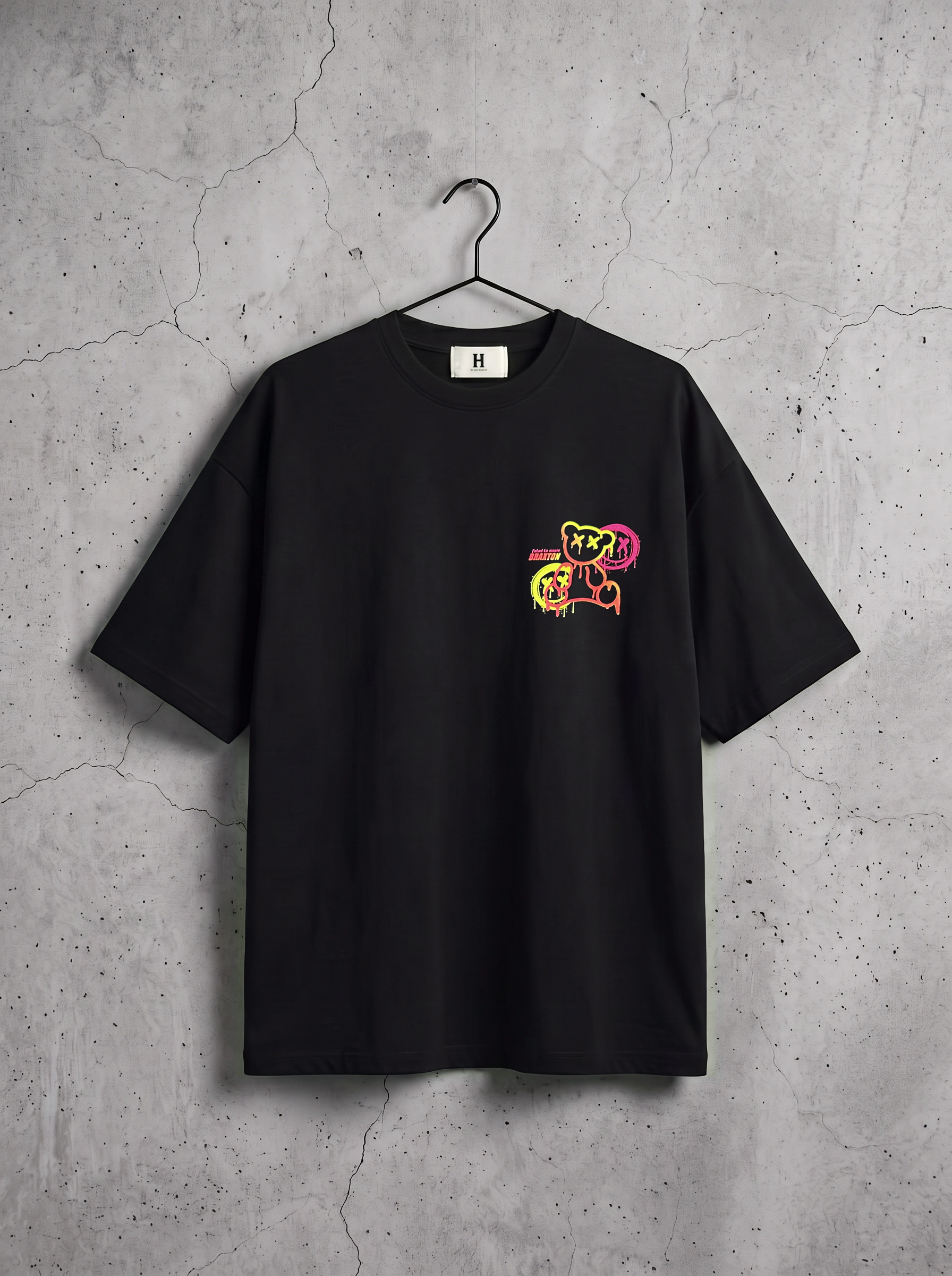 Czarny oversized T-shirt Braxton z małym neonowym nadrukiem na piersi, przód, na wieszaku
