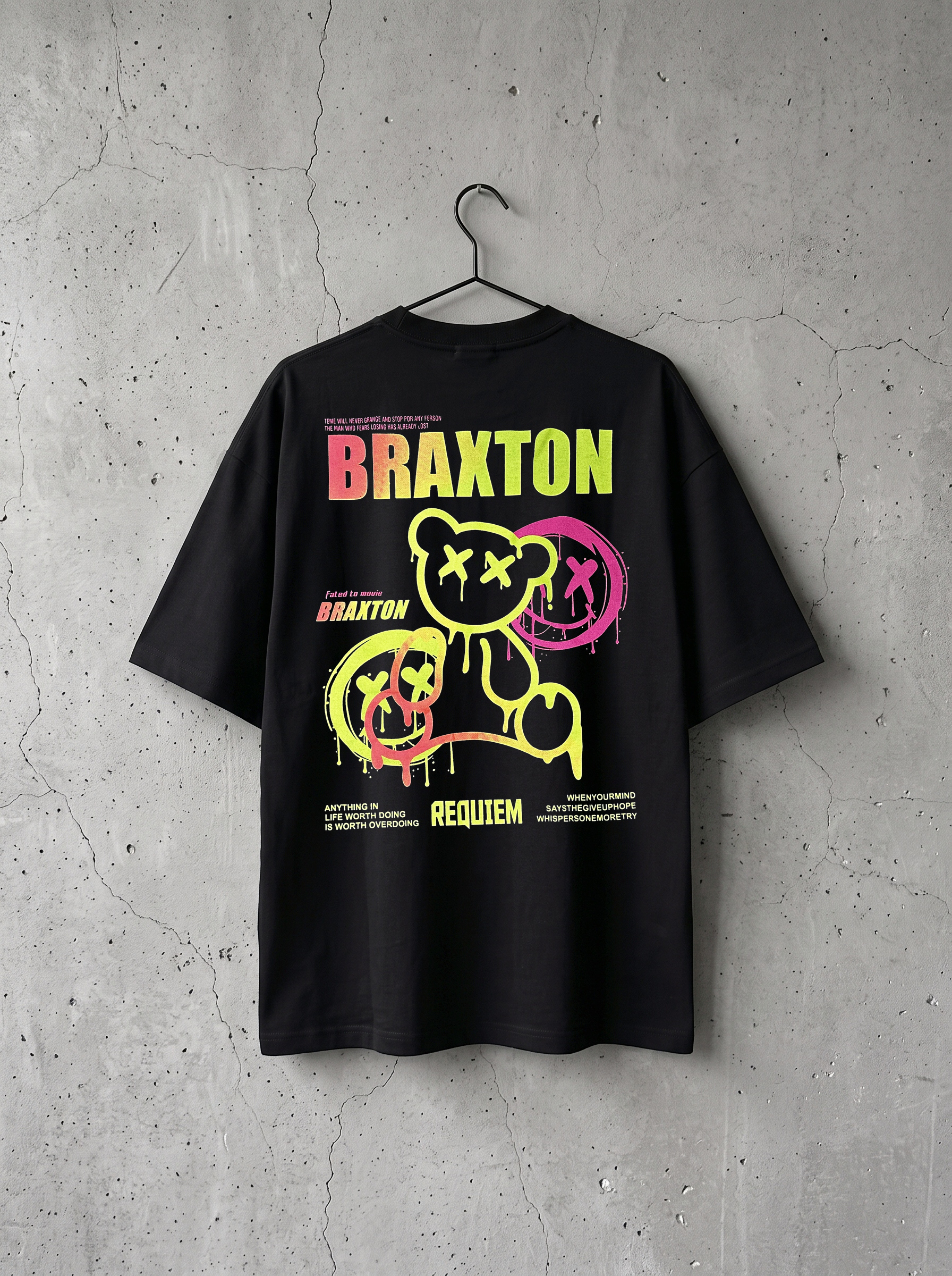 Czarny oversized T-shirt Braxton z dużym neonowym nadrukiem na plecach, tył, na wieszaku
