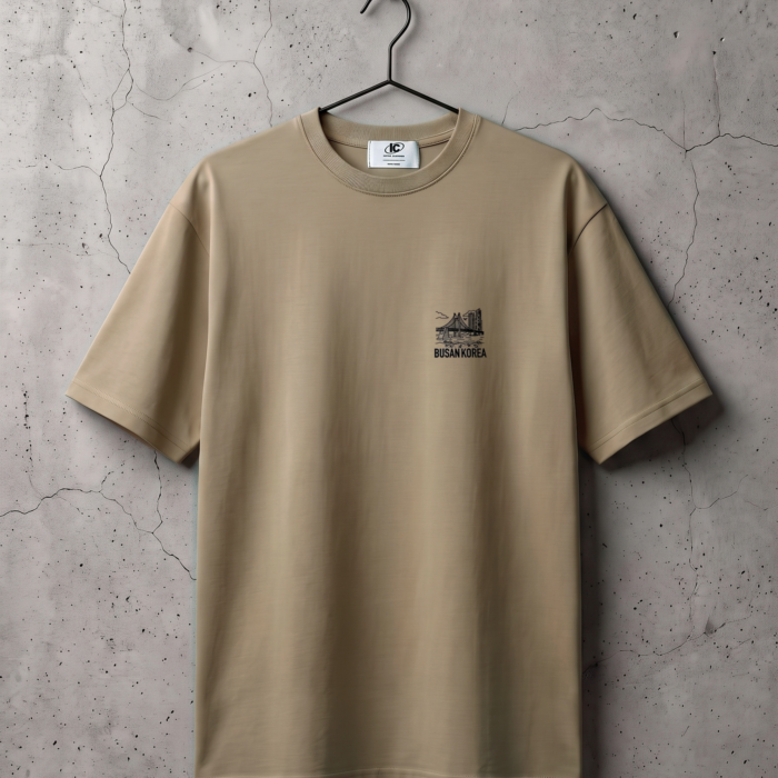 T-shirt BUSAN z małym nadrukiem na piersi, przód, na wieszaku