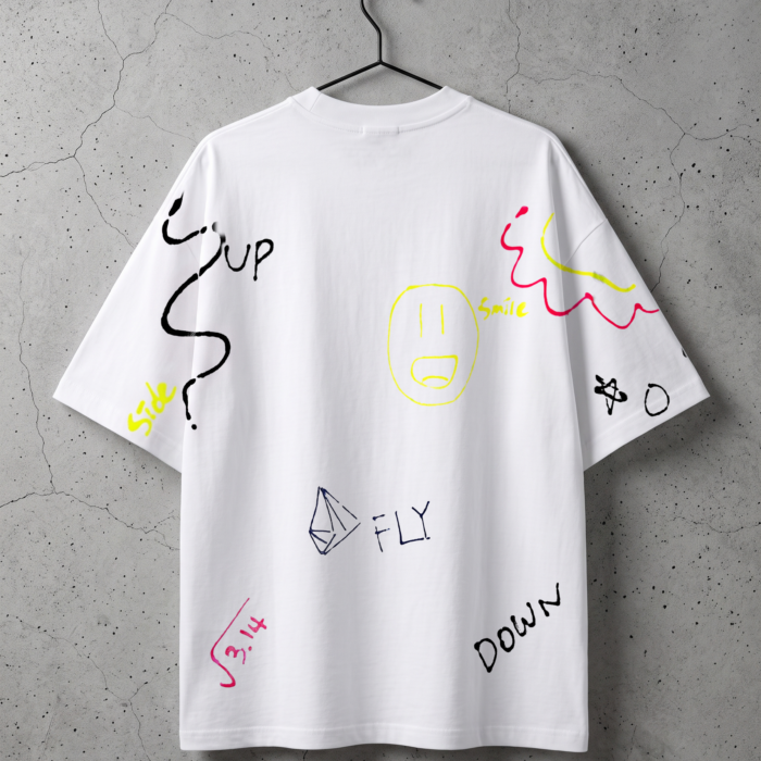 Biały oversized T-shirt z ręcznie malowanym grafitti, tył, na wieszaku