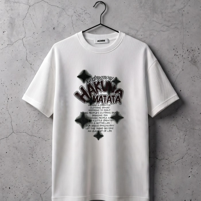 T-shirt HAKUNA MATATA z nadrukiem na wieszaku na betonowej ścianie