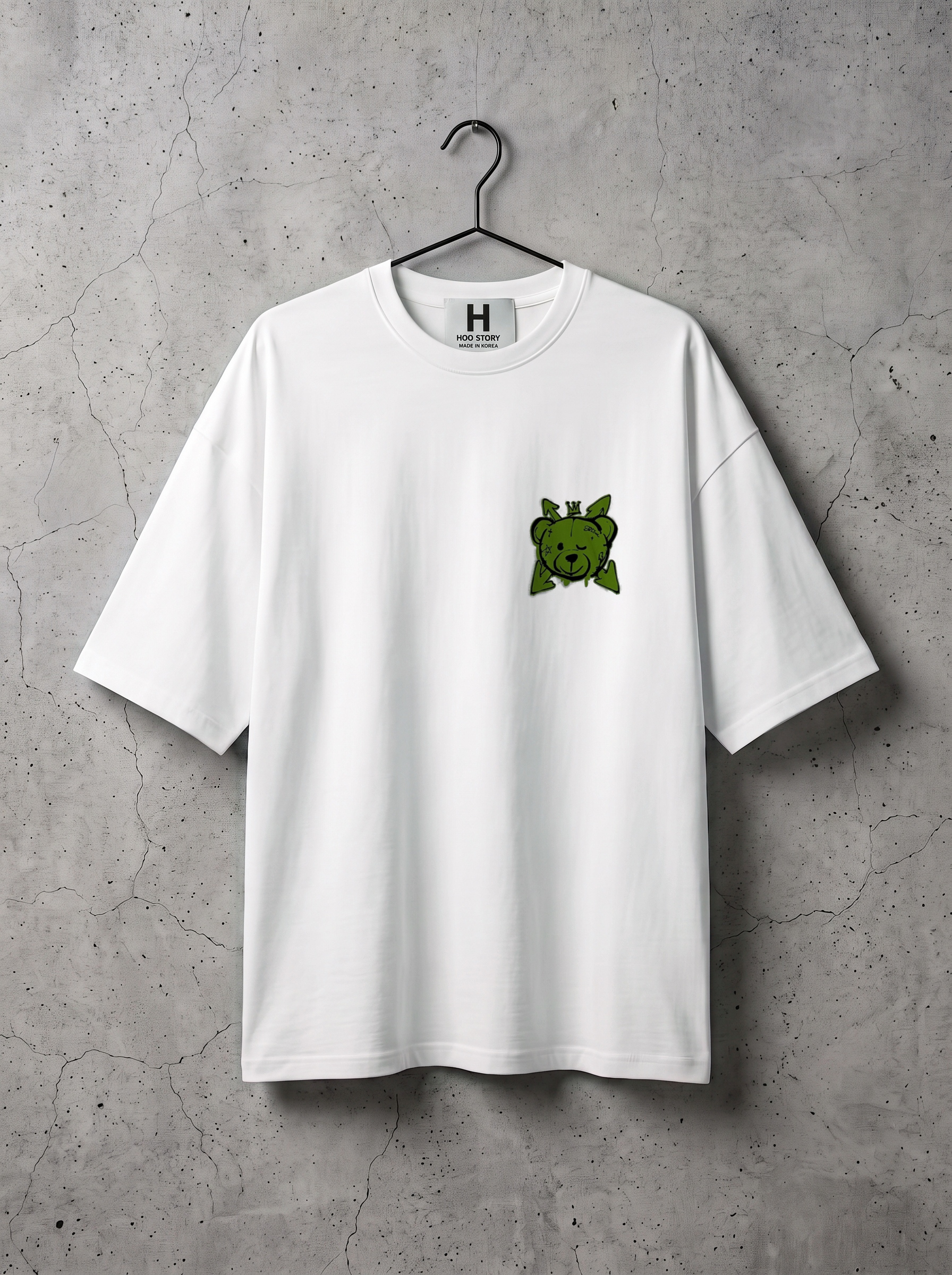 Biały oversized T-shirt Happy Bear z małym nadrukiem na piersi, przód, na wieszaku