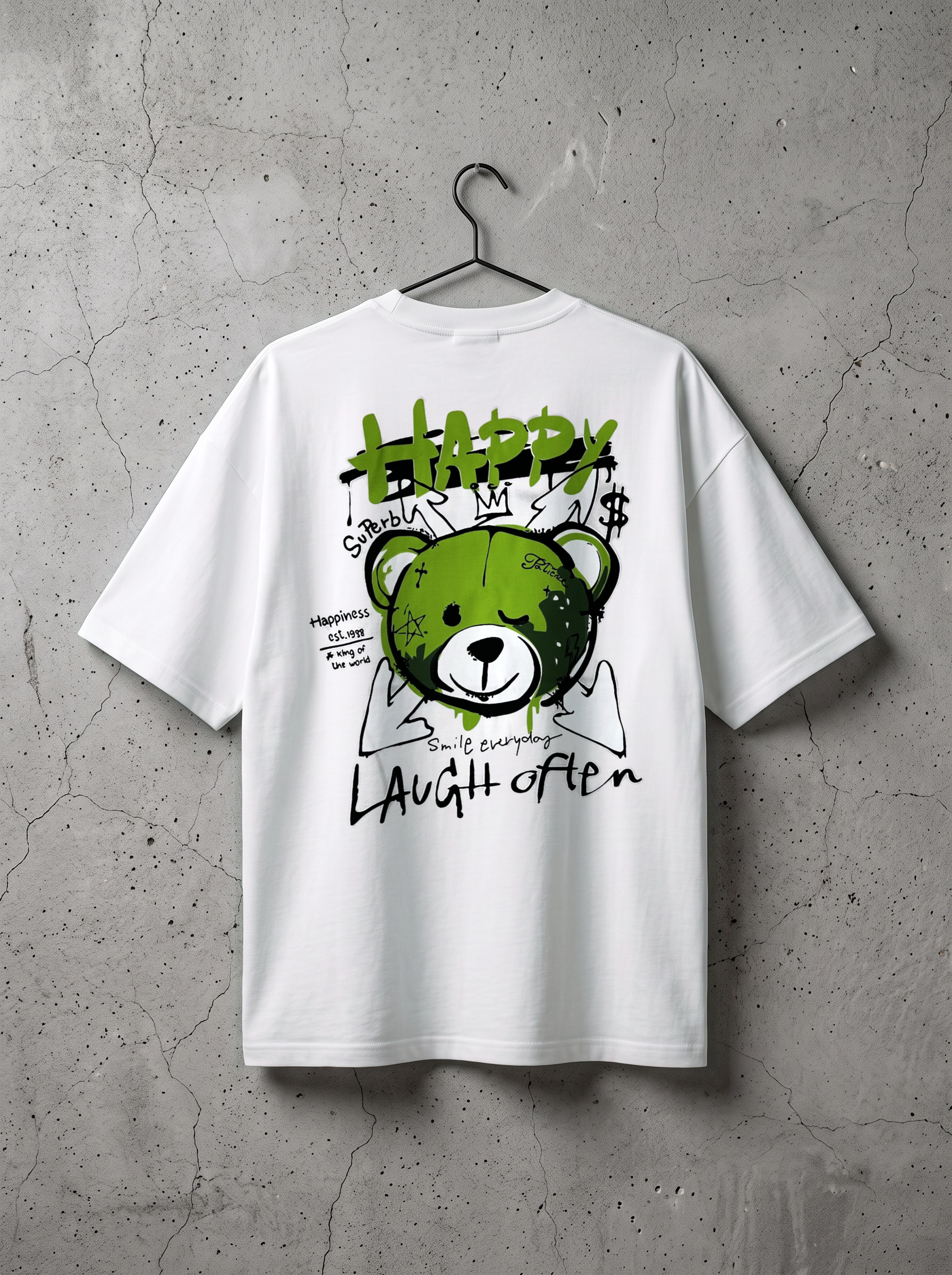 Biały oversized T-shirt Happy Bear z dużym nadrukiem zielonego misia na plecach, tył, na wieszaku