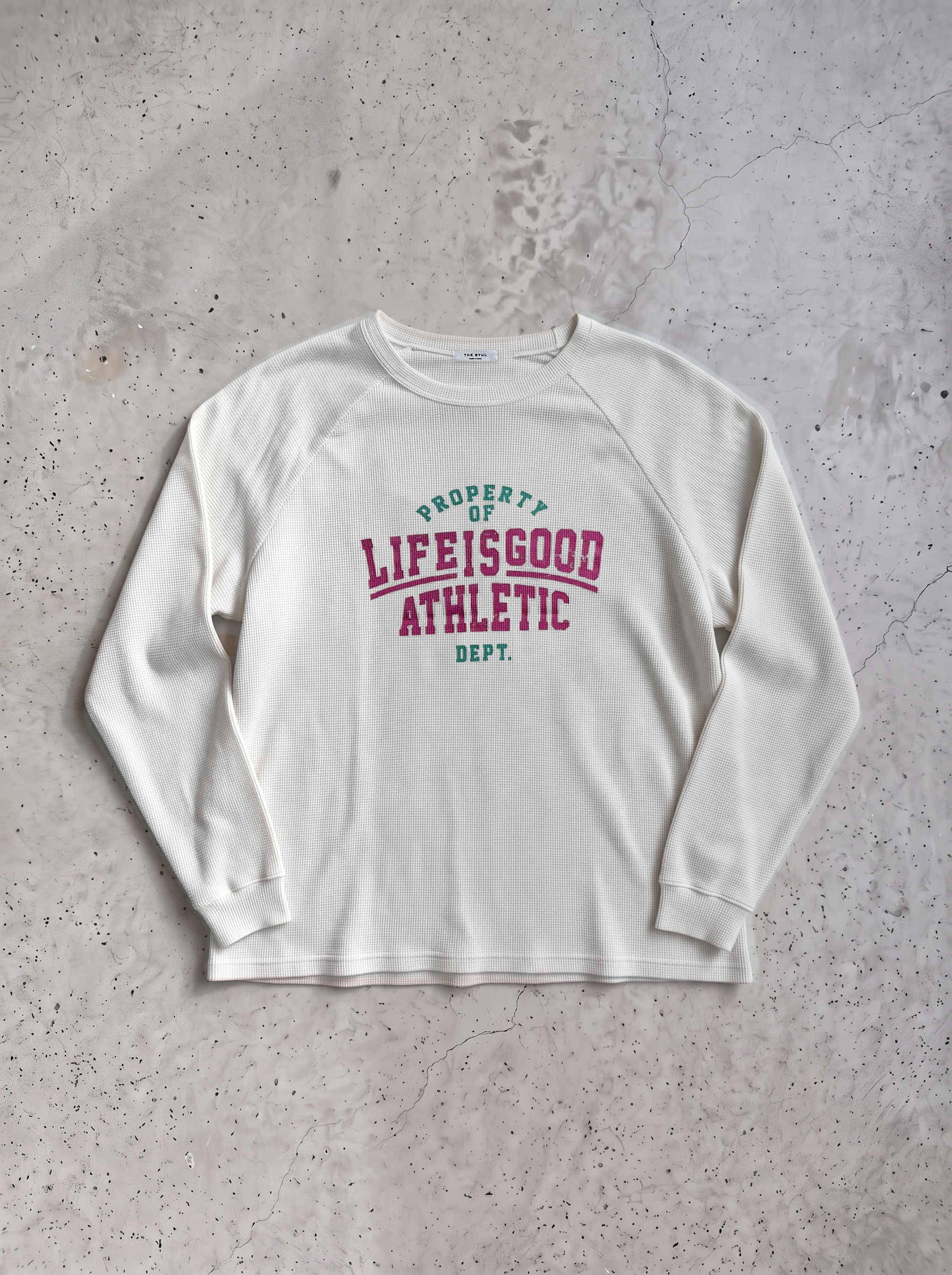 Longsleeve z grafiką LIFE IS GOOD, kolor biały, zdjęcie flat lay