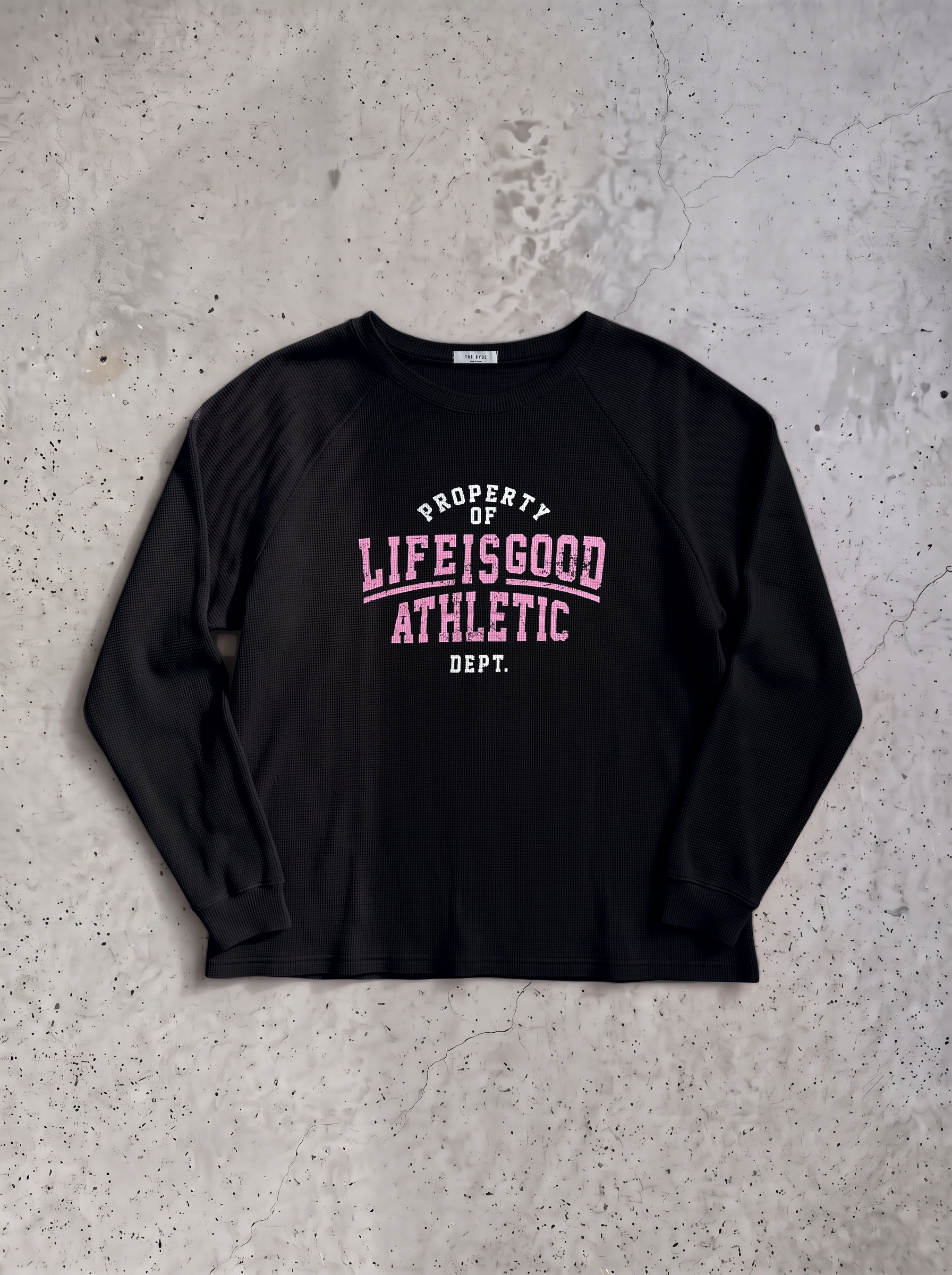 Longsleeve z grafiką LIFE IS GOOD, kolor czarny, zdjęcie flat lay