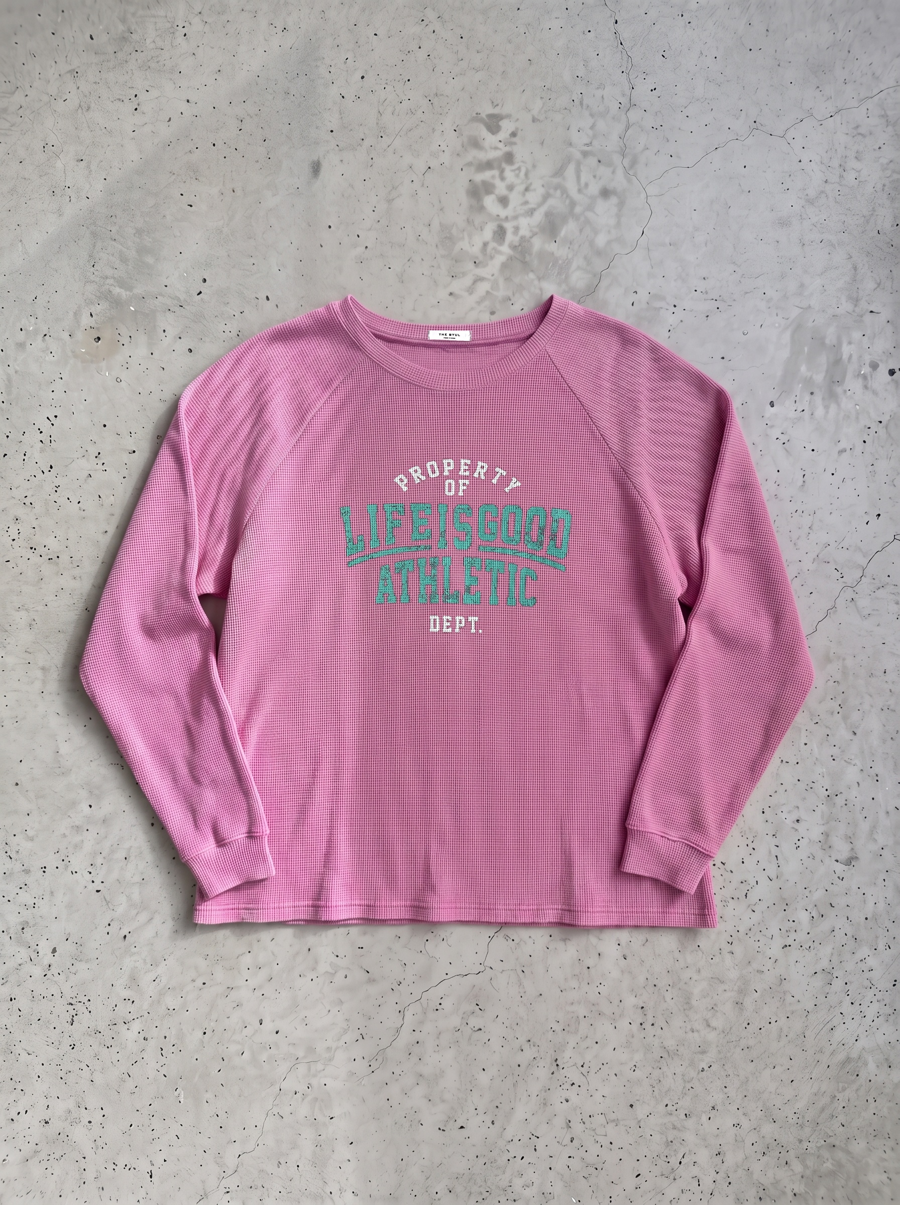 Longsleeve z grafiką LIFE IS GOOD, kolor różowy, zdjęcie flat lay