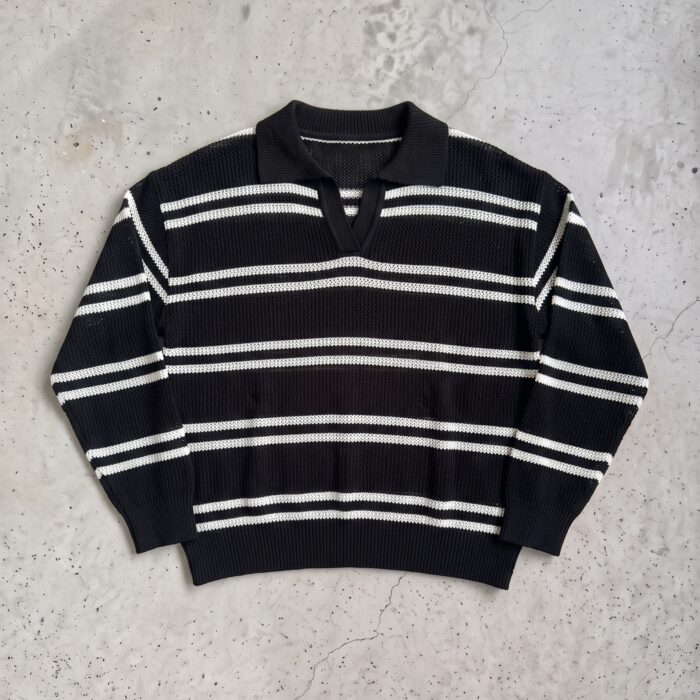 Czarny longsleeve polo loose fit w białe paski, przód, flat lay