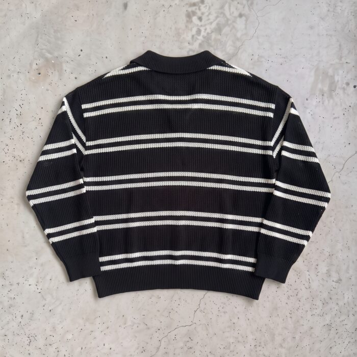 Czarny longsleeve polo loose fit w białe paski, tył, flat lay