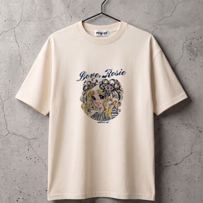 T-shirt CANDY CANDY z nadrukiem na wieszaku na betonowej ścianie