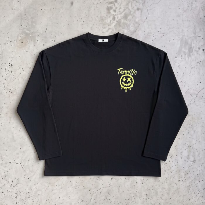 Oversized longsleeve Terrific, czarny, przód z małym nadrukiem, zdjęcie flat lay