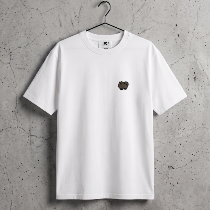 Biały T-shirt z wyhaftowanym pieskiem pomeraniańskim na wieszaku