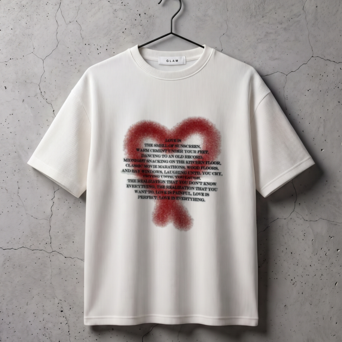 T-shirt z nadrukiem serca LOVE na wieszaku na betonowej ścianie