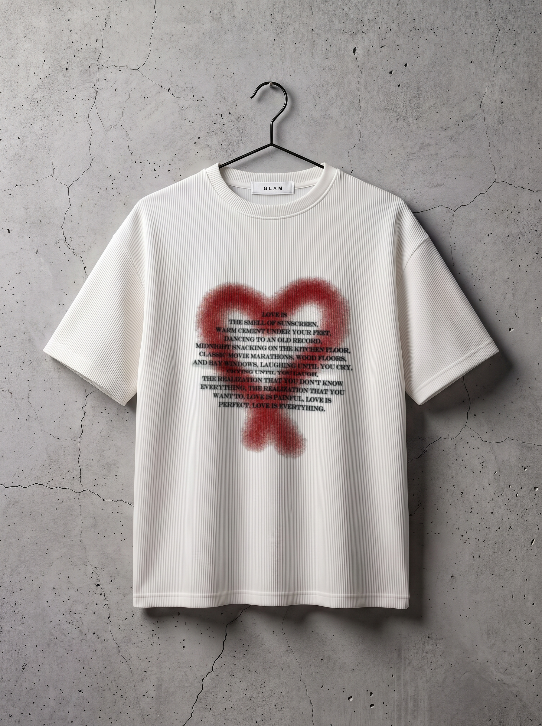 T-shirt z nadrukiem serca LOVE na wieszaku na betonowej ścianie