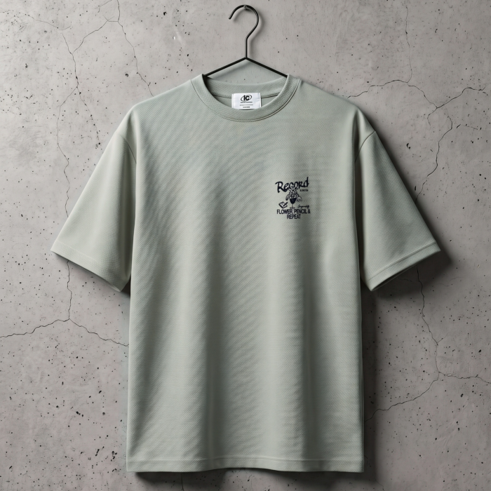 Zielony T-shirt z szybkoschnącego materiału z małym nadrukiem Record, przód, na wieszaku