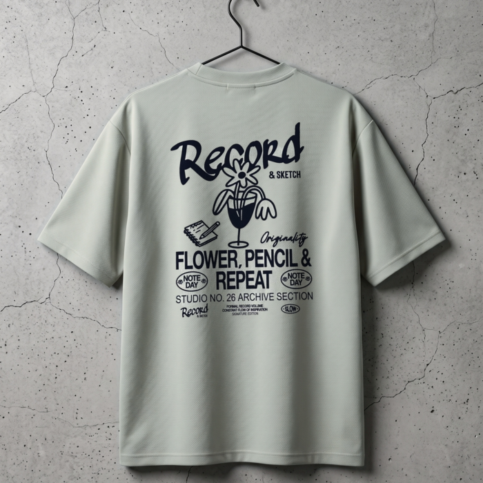 Zielony T-shirt z szybkoschnącego materiału z dużym nadrukiem Record & Sketch na plecach, tył, na wieszaku